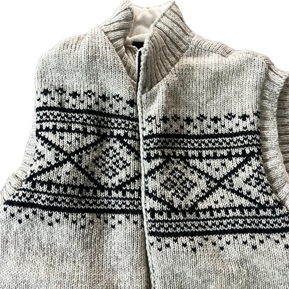 Lost Horizons Wool lined Sweater vest - Picture 2 of 10